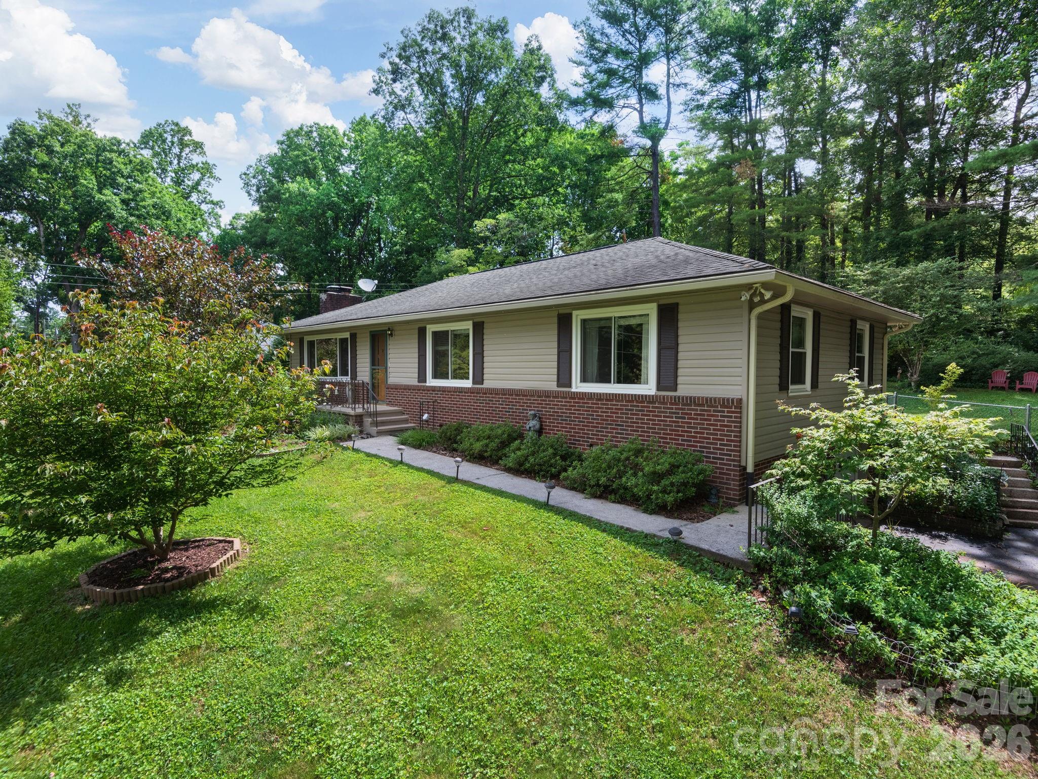 112 Lyndale Road — Hendersonville