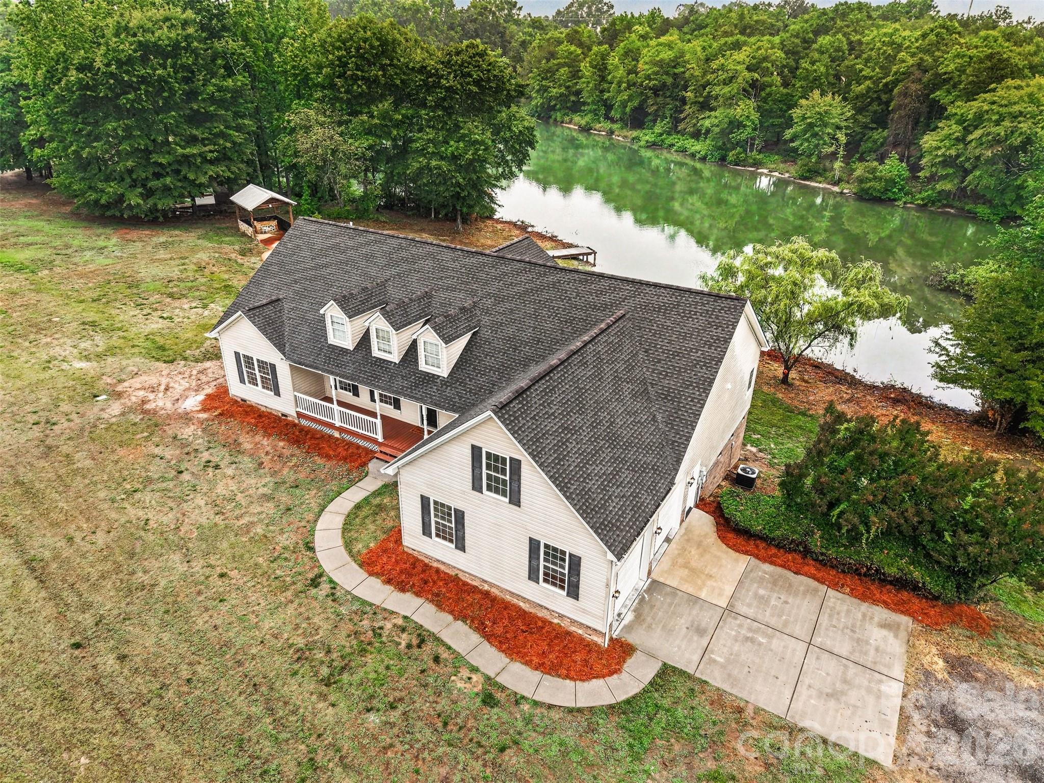 1060 Moss Lake Drive — Clover