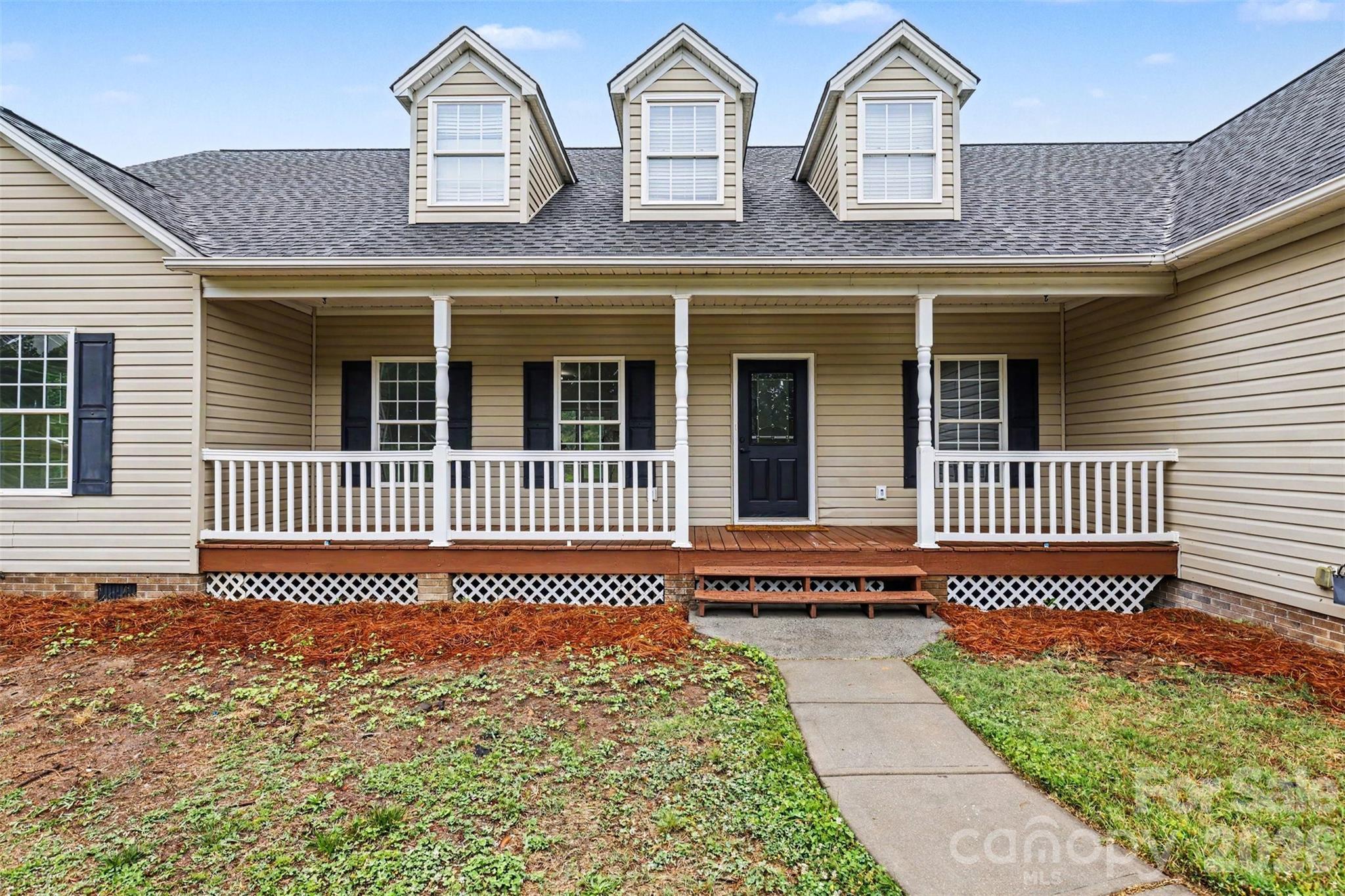 1060 Moss Lake Drive — Clover