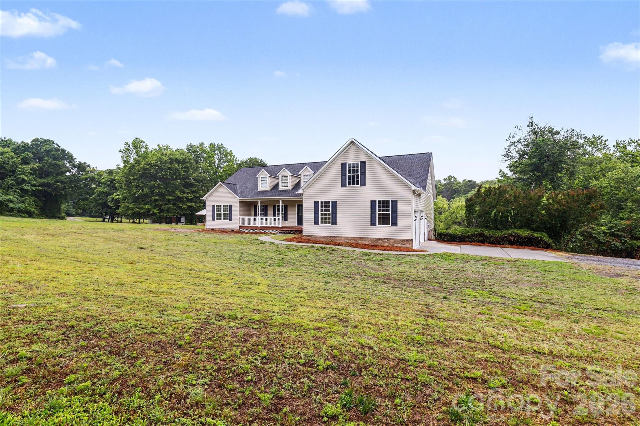 1060 Moss Lake Drive — Clover