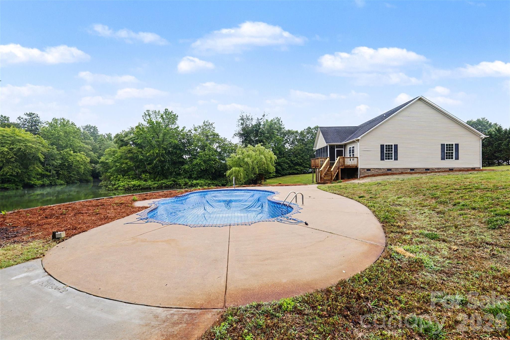 1060 Moss Lake Drive — Clover