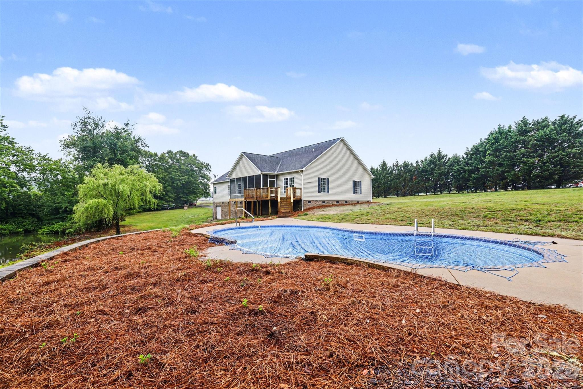1060 Moss Lake Drive — Clover