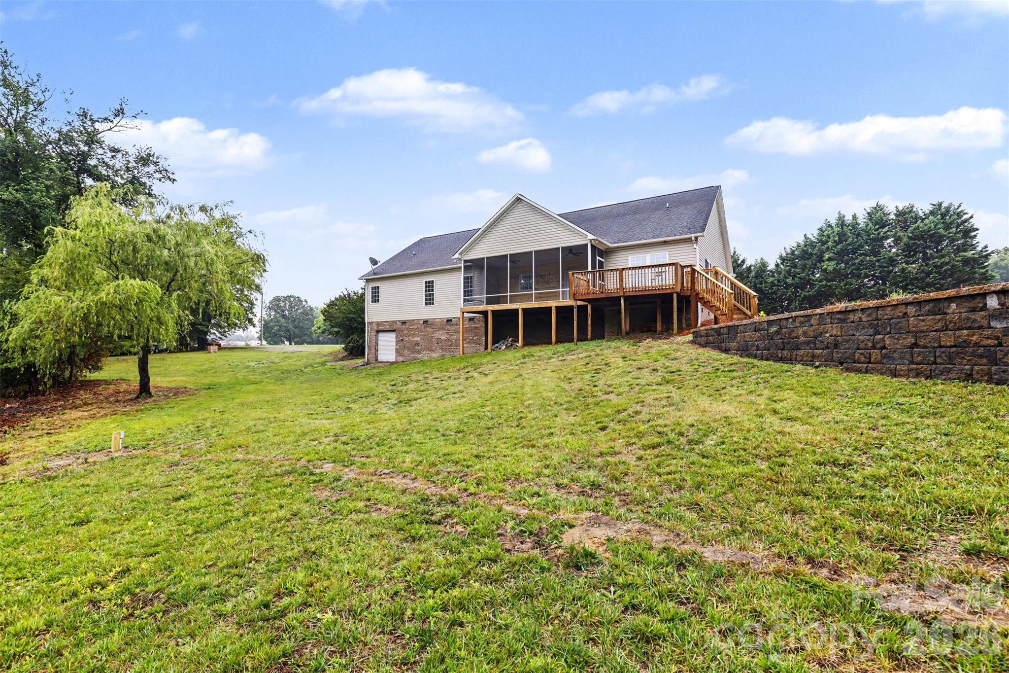 1060 Moss Lake Drive — Clover
