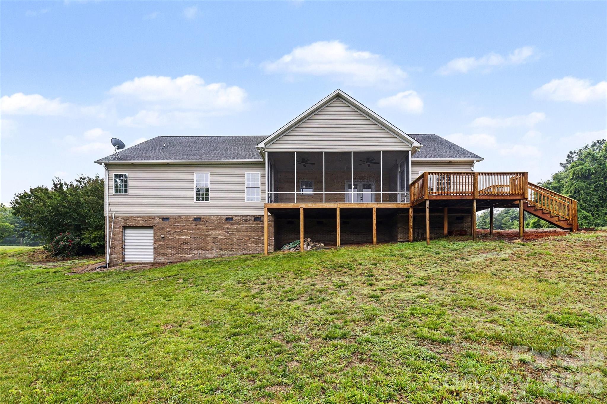 1060 Moss Lake Drive — Clover