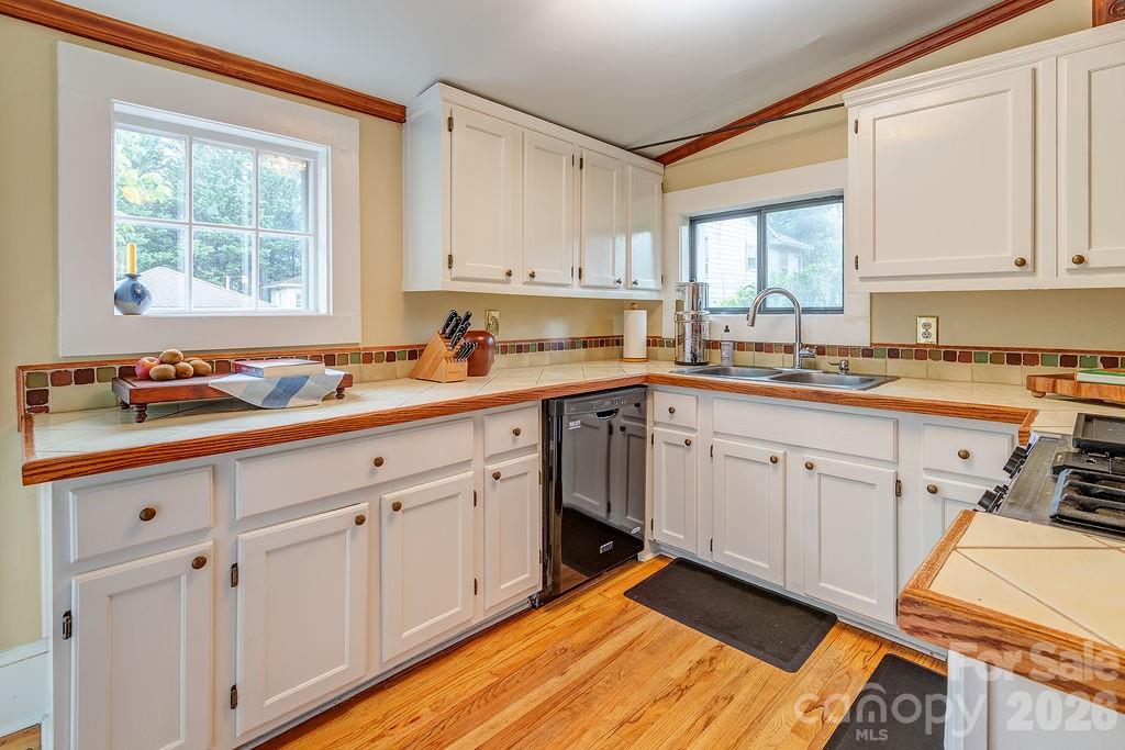 52 Gracelyn Road — Asheville