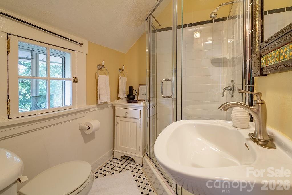 52 Gracelyn Road — Asheville