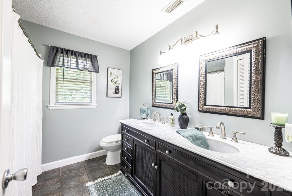 2651 31st Street Court NE — Hickory