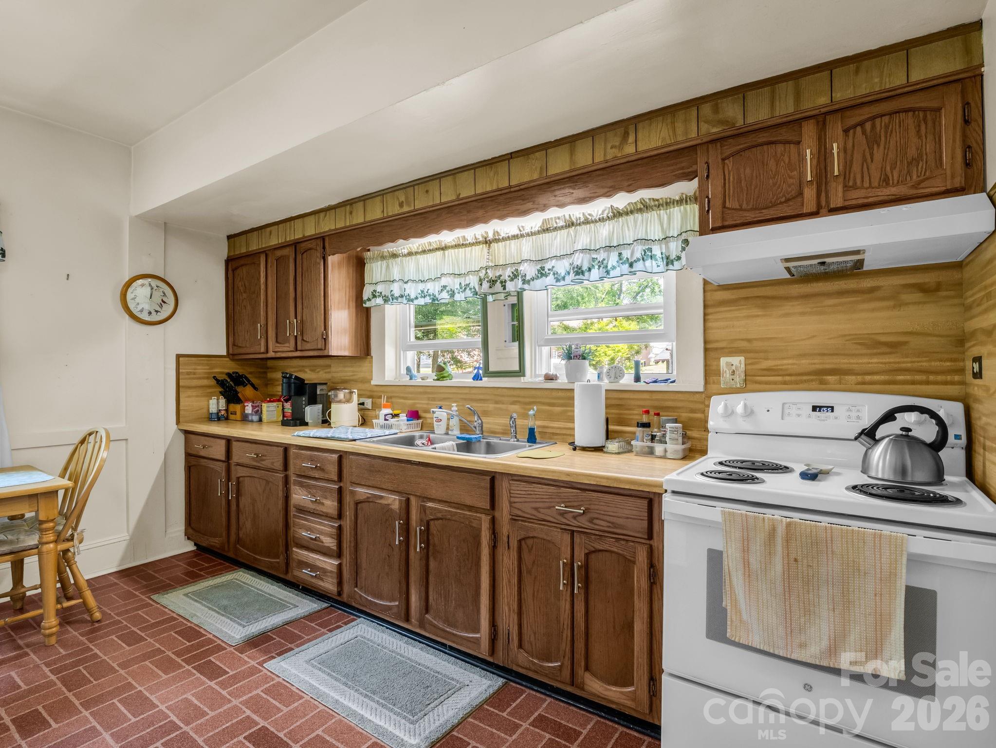 813 Montreat Road — Black Mountain