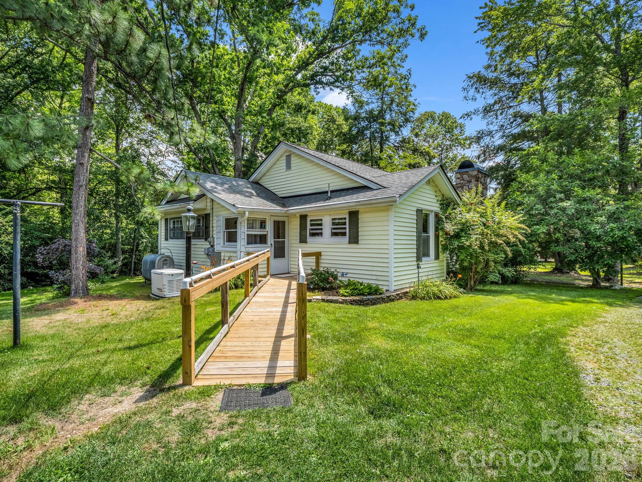 813 Montreat Road — Black Mountain