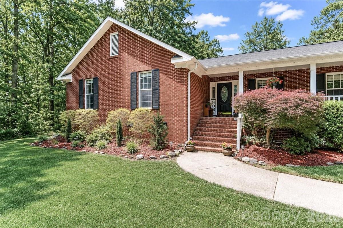 6803 Lowesville Lane — Stanley
