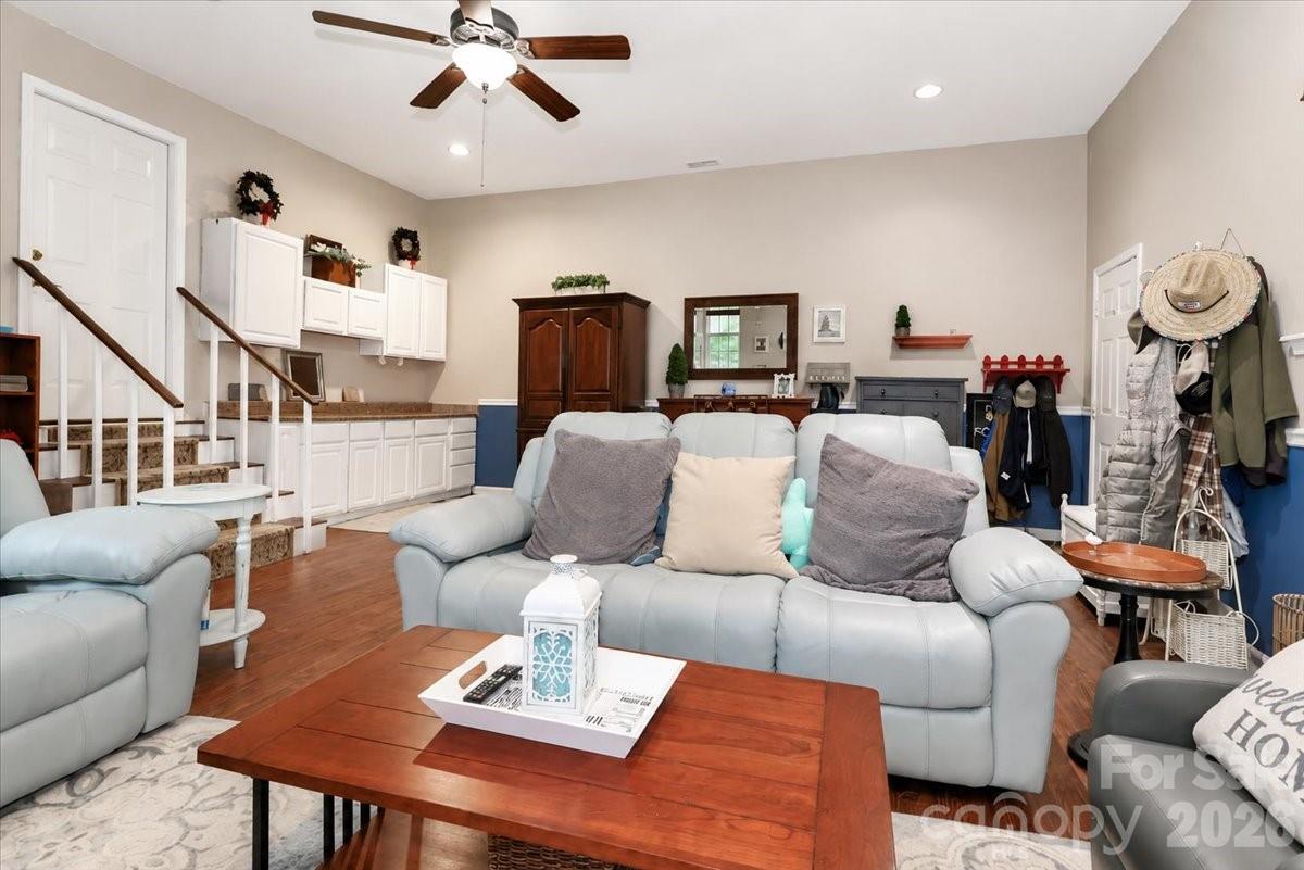 6803 Lowesville Lane — Stanley