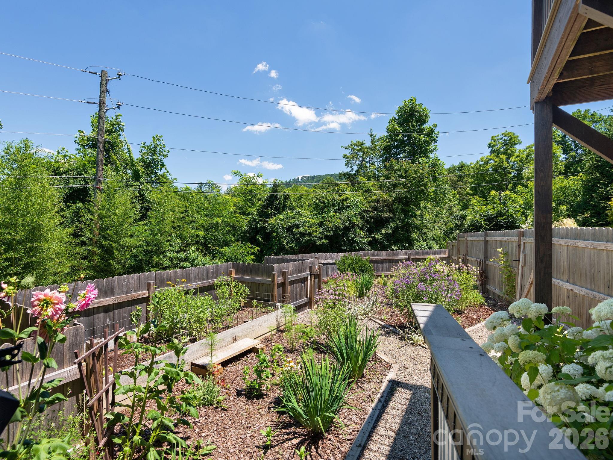 105 Upper Grove Lane — Weaverville