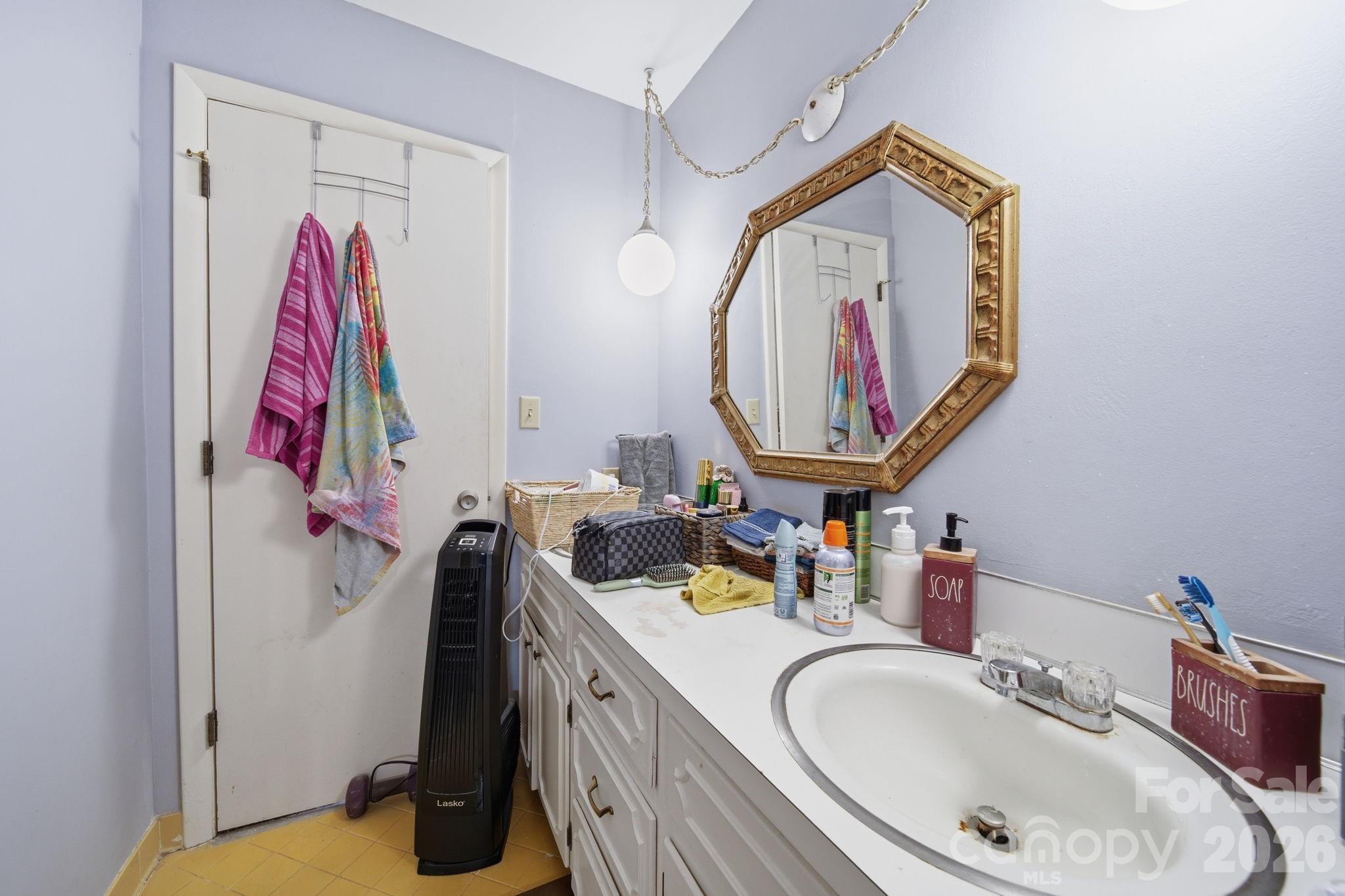 970 23rd Avenue NE — Hickory