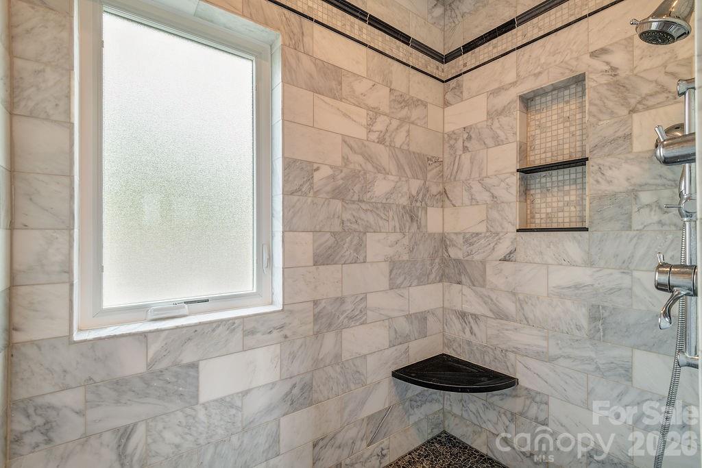 18 Adas Way — Weaverville