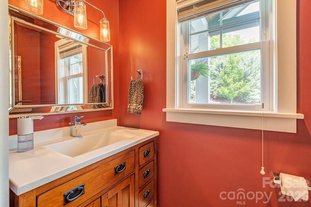 18 Adas Way — Weaverville