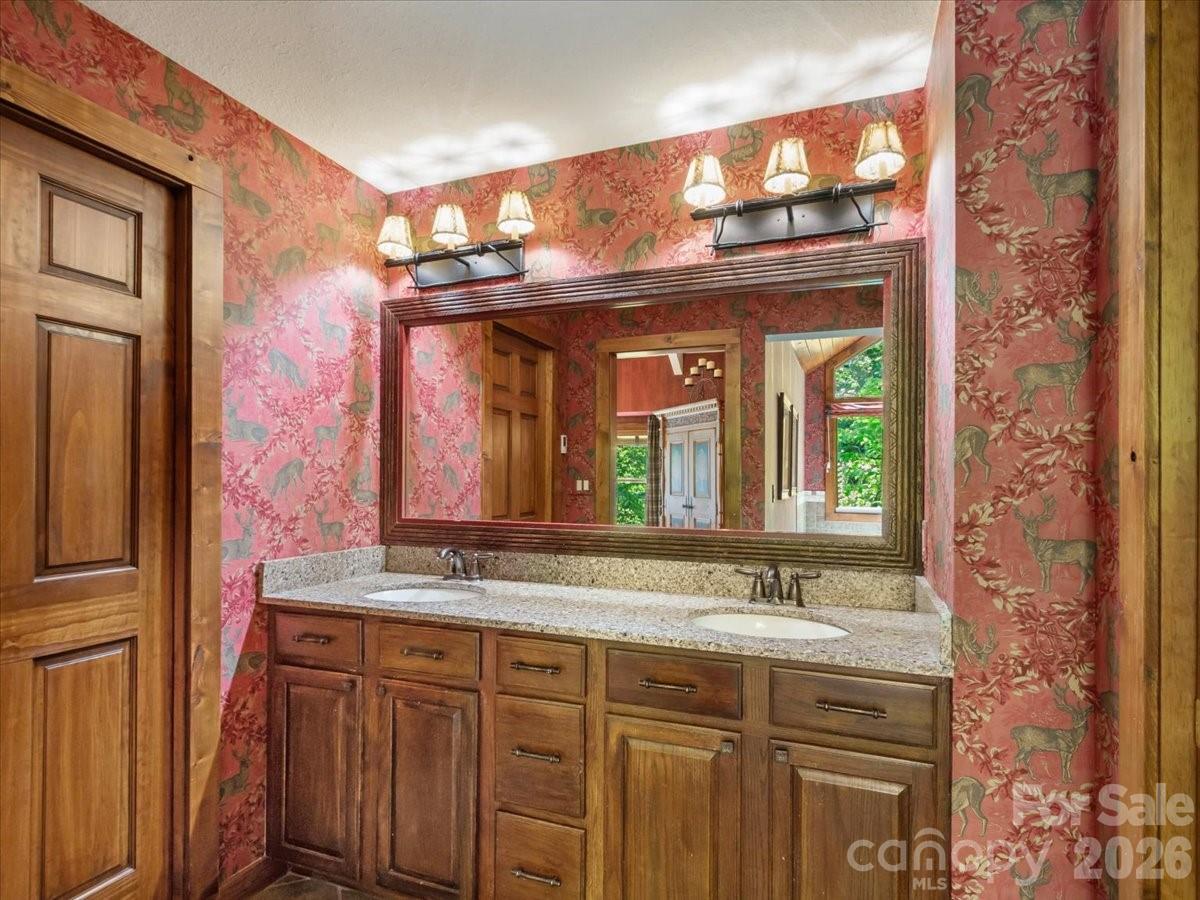 121 Ivy Ridge Road — Burnsville