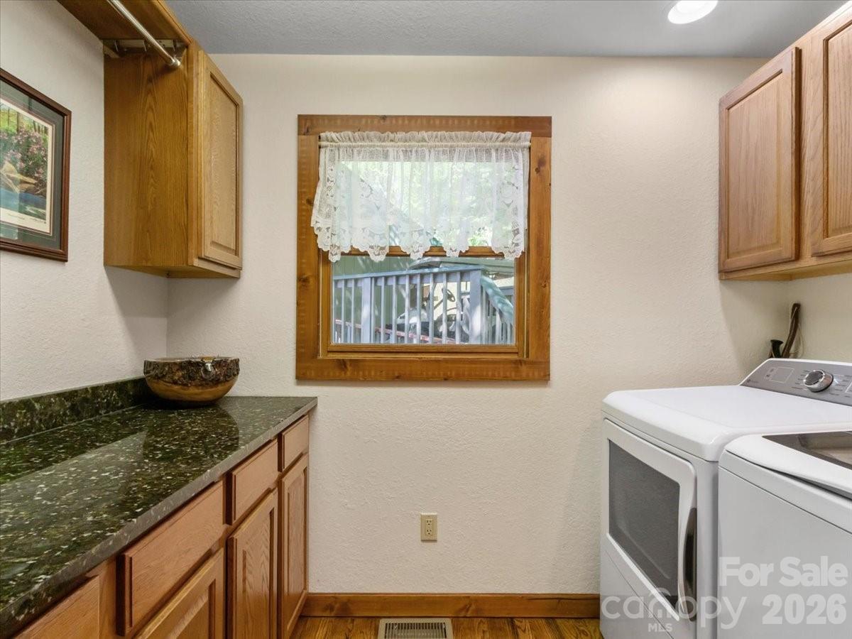 121 Ivy Ridge Road — Burnsville
