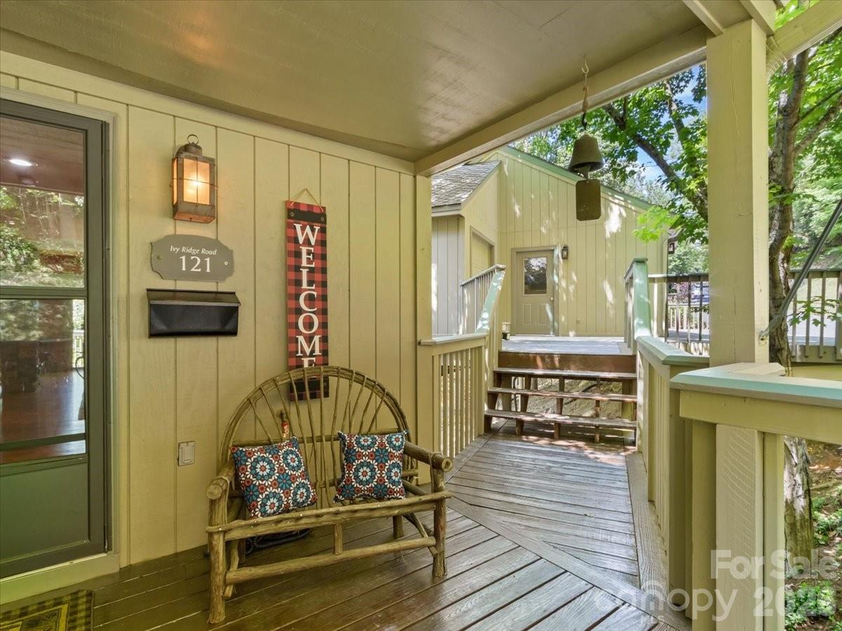 121 Ivy Ridge Road — Burnsville