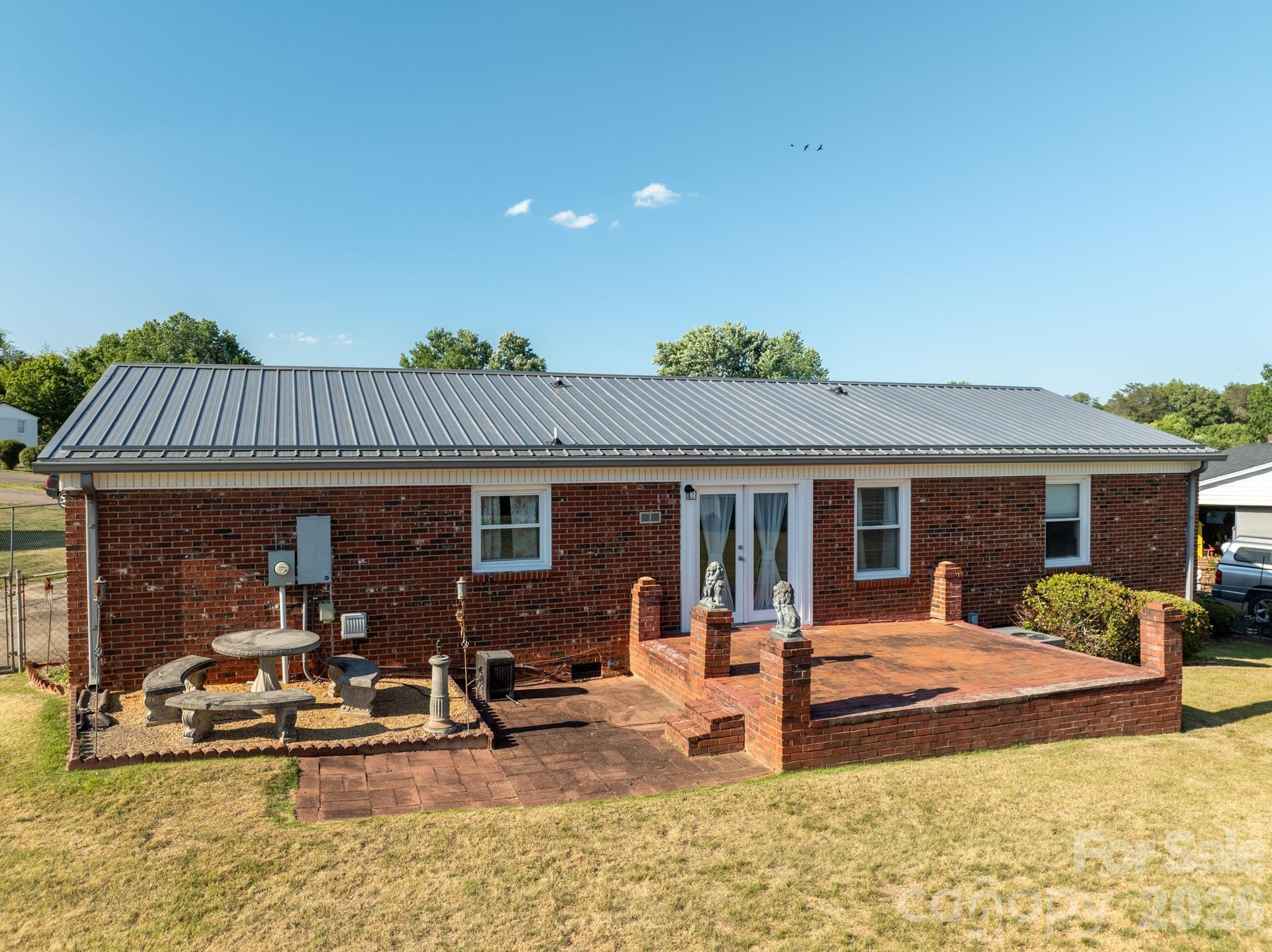 2104 Lamesa Court — Lenoir