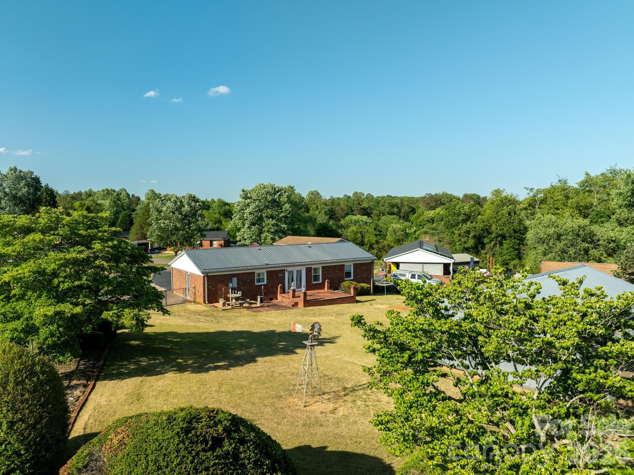 2104 Lamesa Court — Lenoir