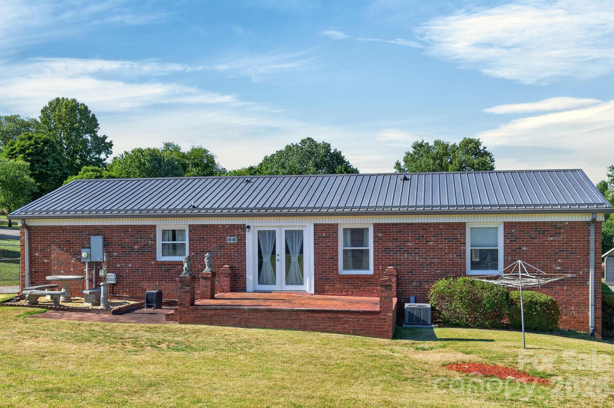 2104 Lamesa Court — Lenoir