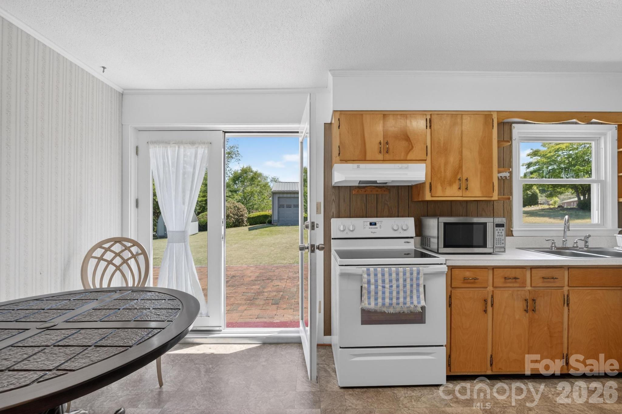 2104 Lamesa Court — Lenoir
