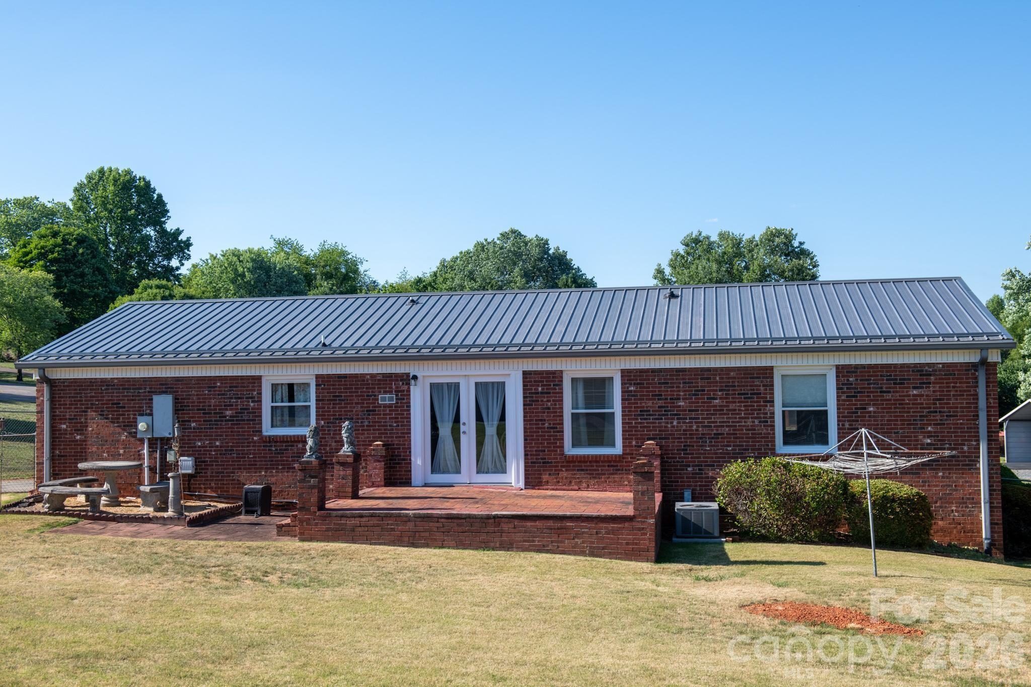 2104 Lamesa Court — Lenoir