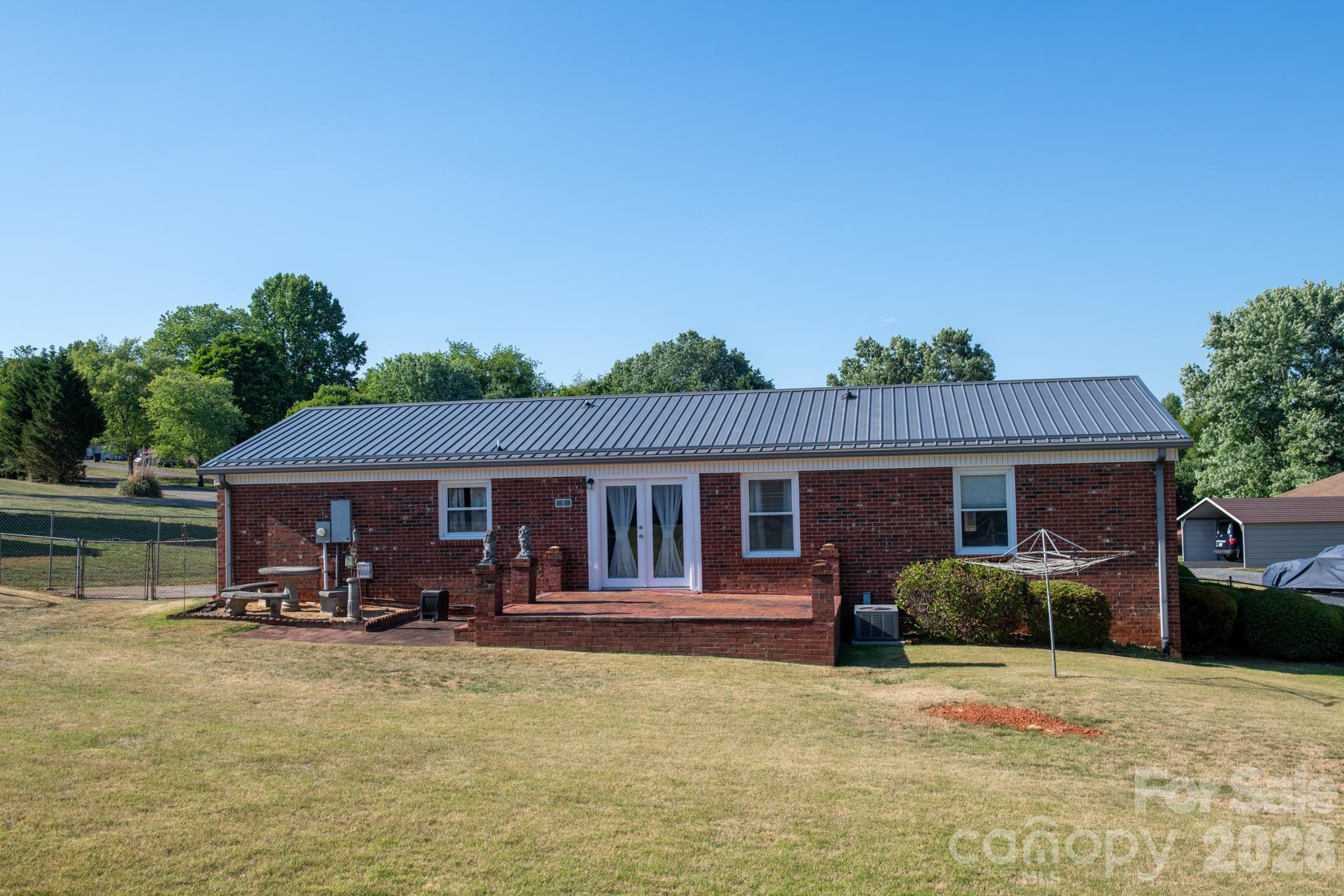 2104 Lamesa Court — Lenoir