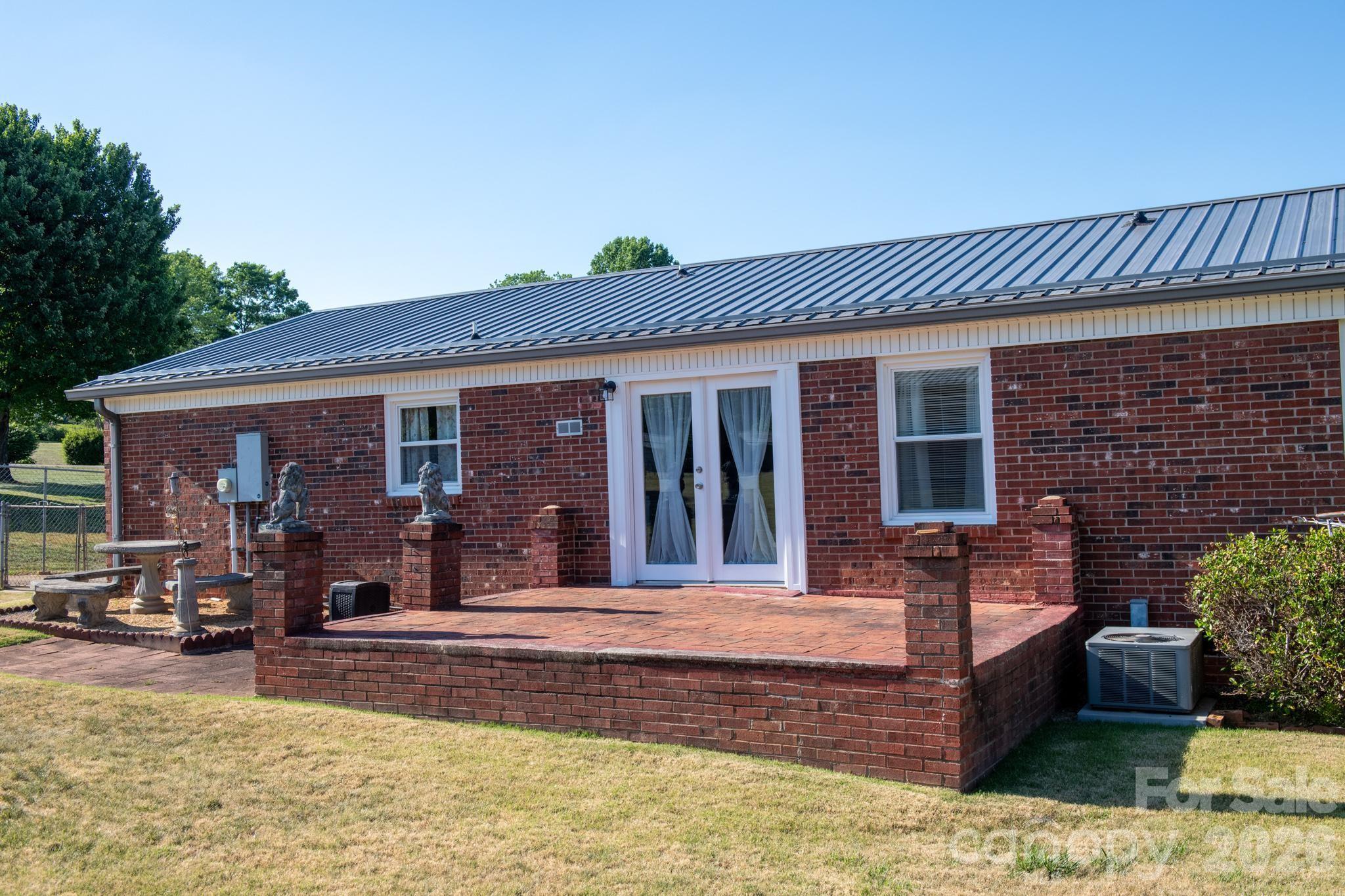 2104 Lamesa Court — Lenoir