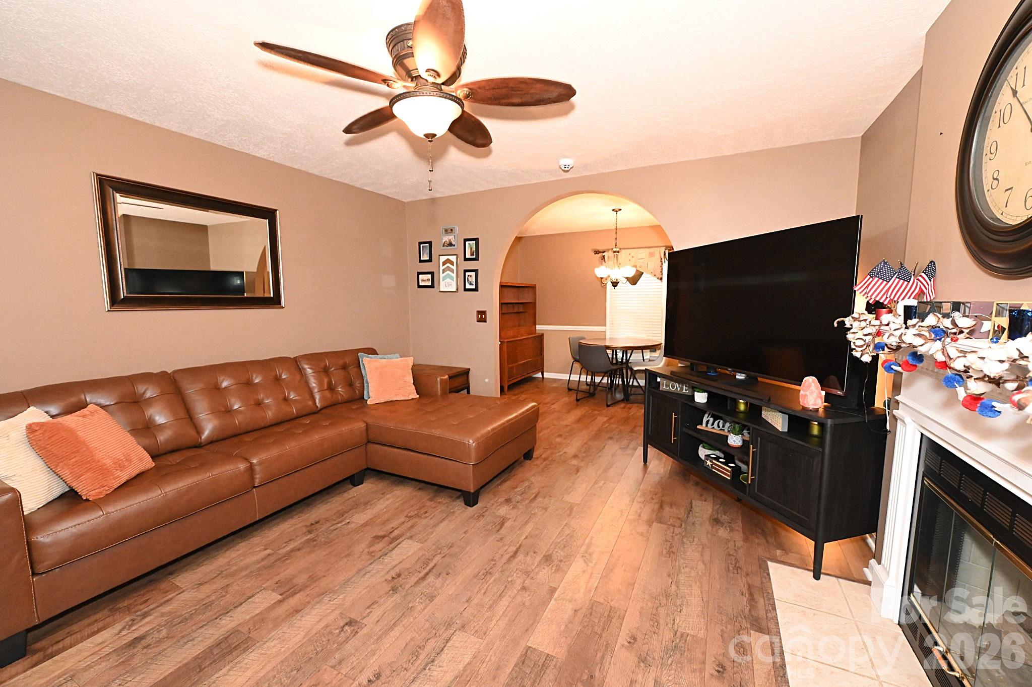 5438 Winding Oak Drive — Hickory