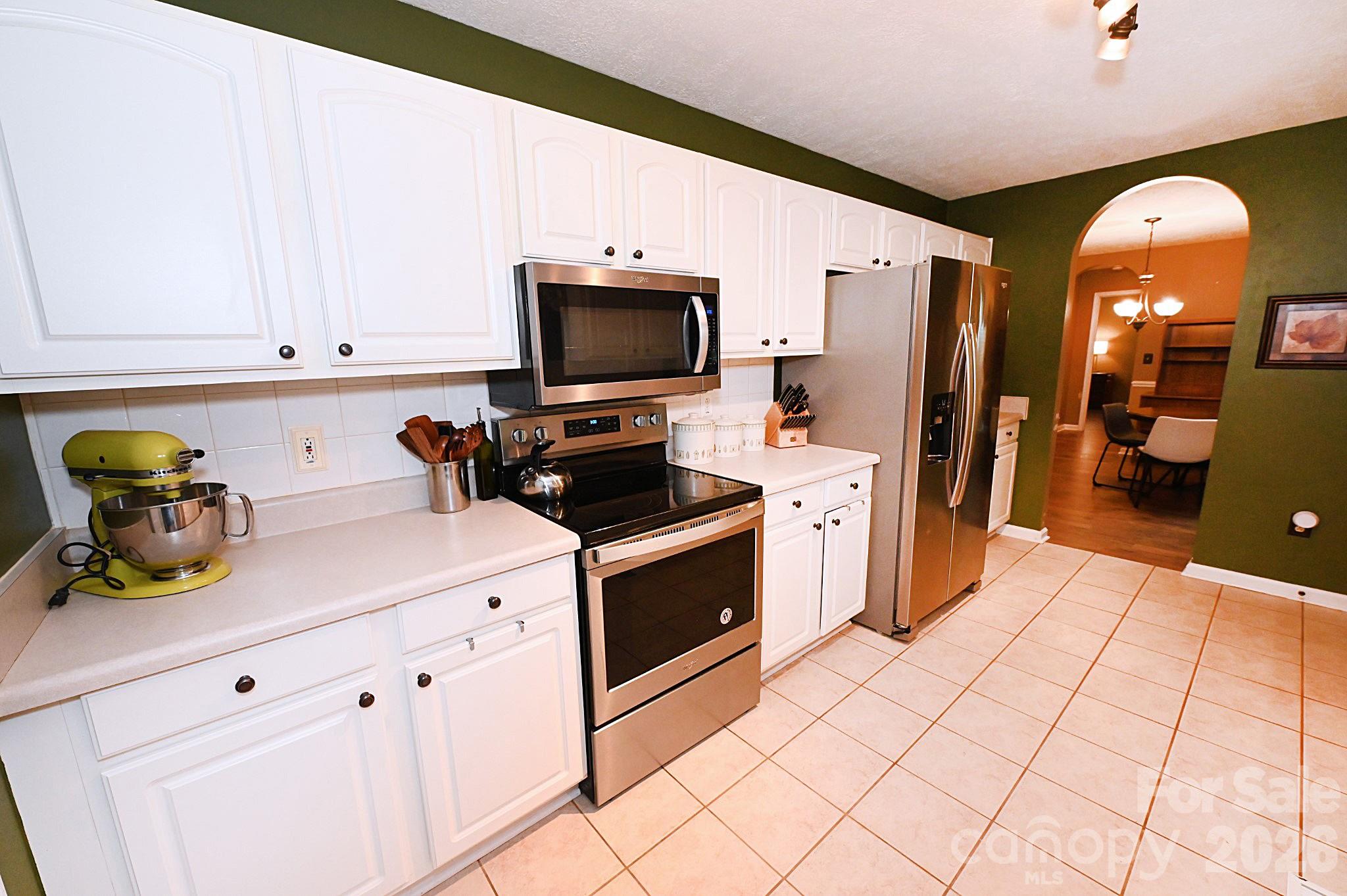 5438 Winding Oak Drive — Hickory