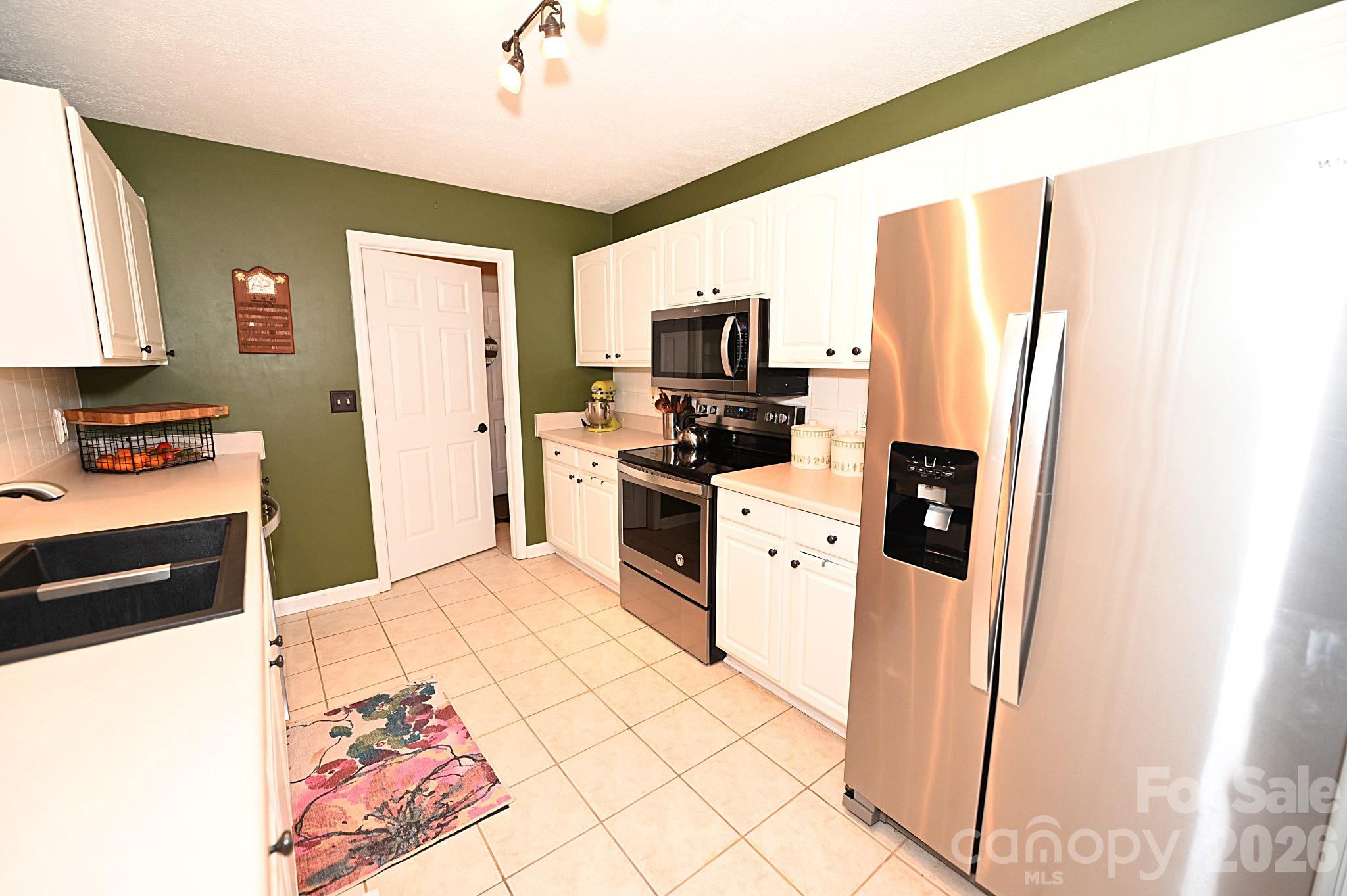 5438 Winding Oak Drive — Hickory