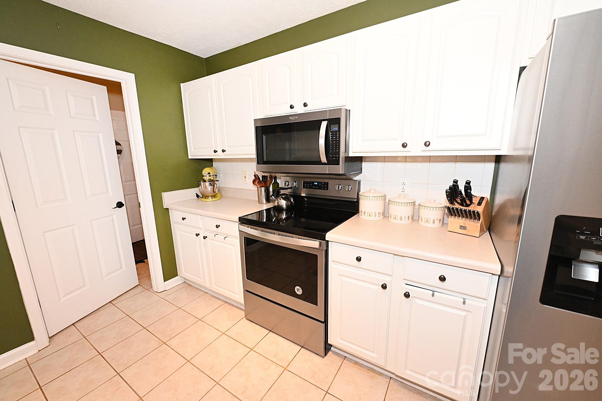 5438 Winding Oak Drive — Hickory