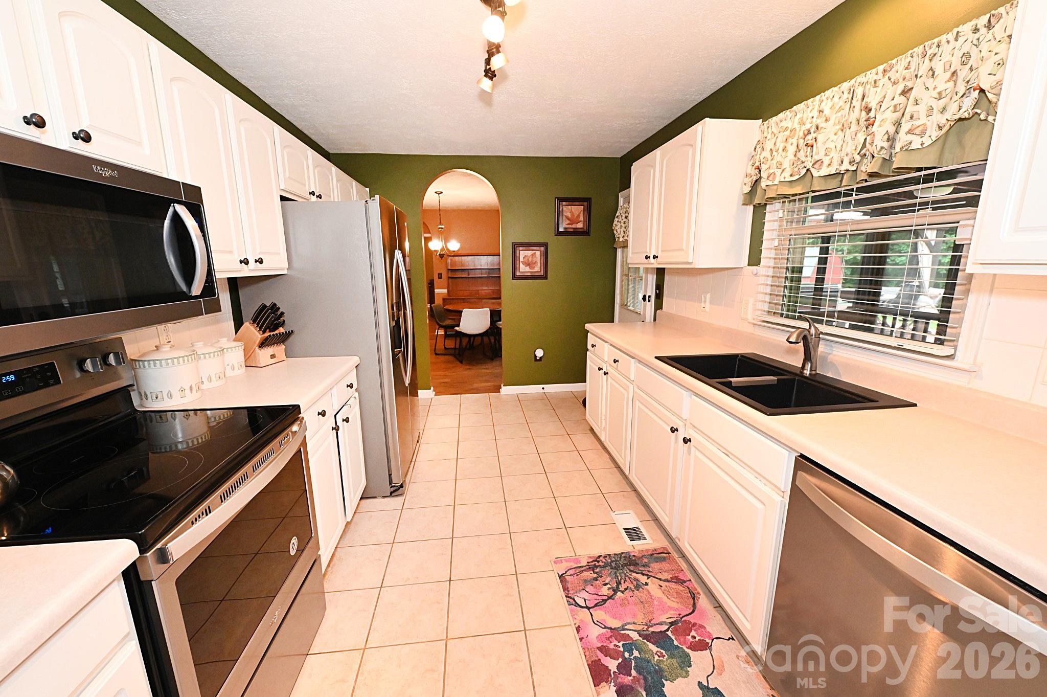 5438 Winding Oak Drive — Hickory