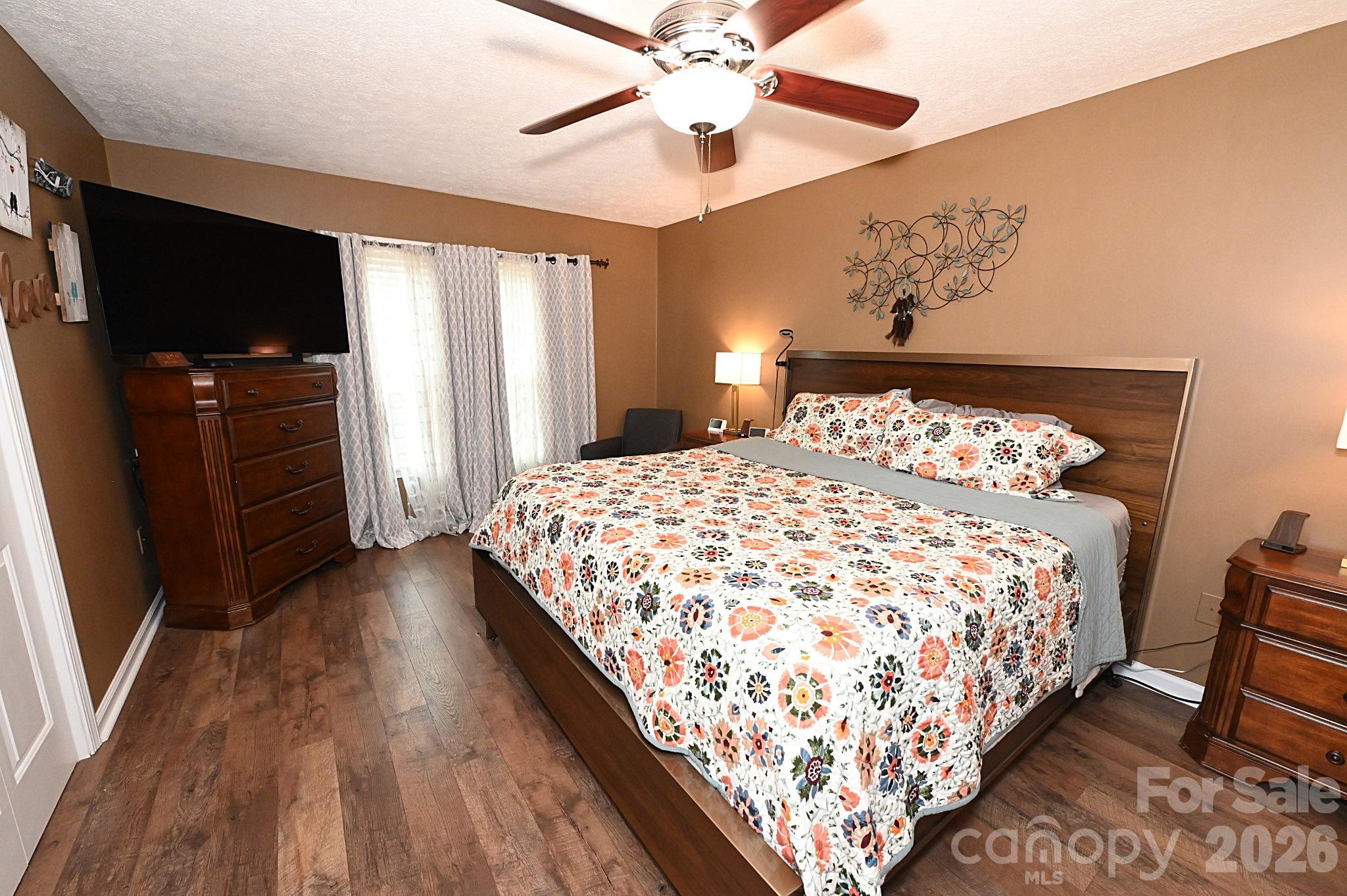 5438 Winding Oak Drive — Hickory
