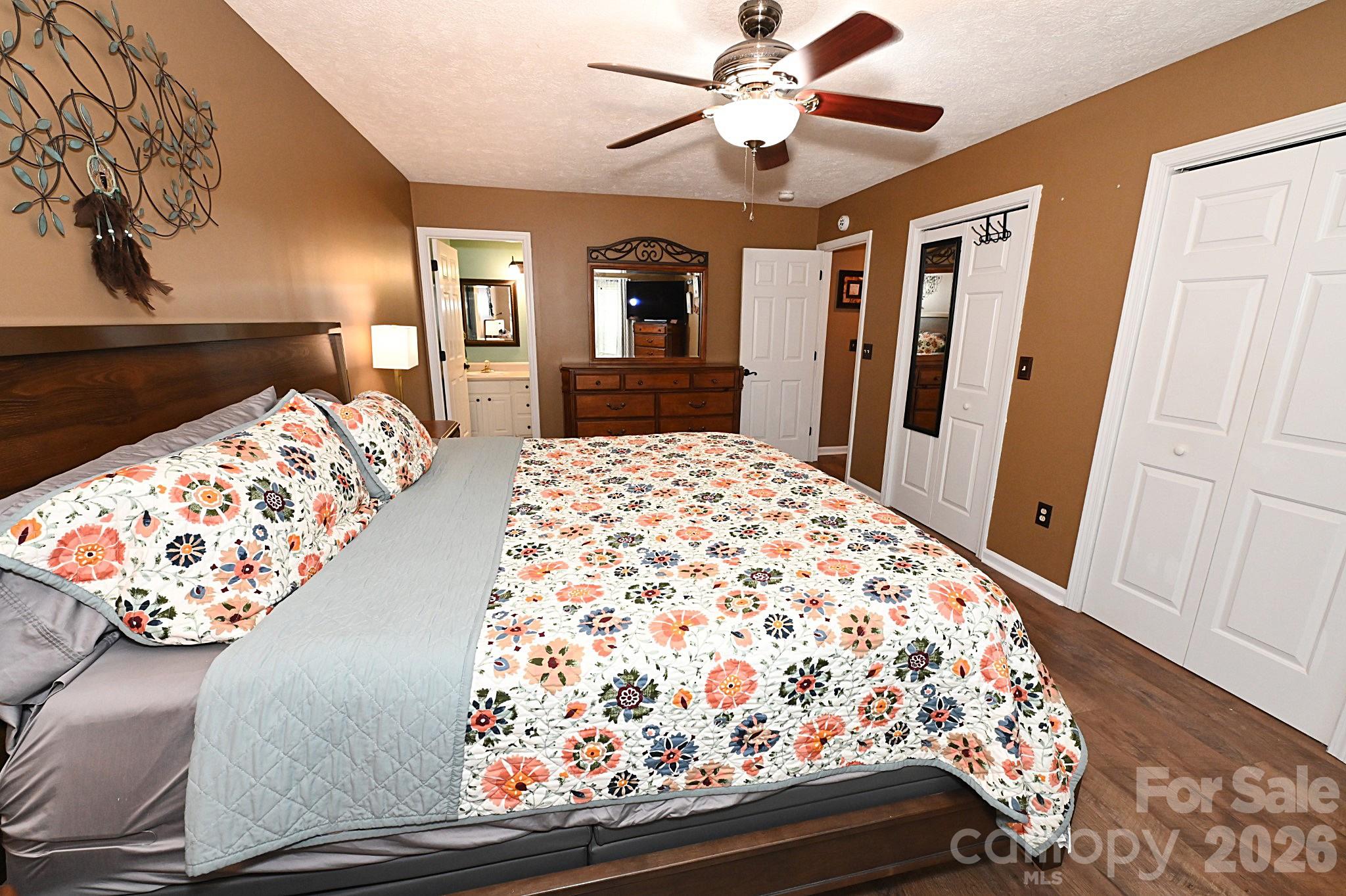 5438 Winding Oak Drive — Hickory