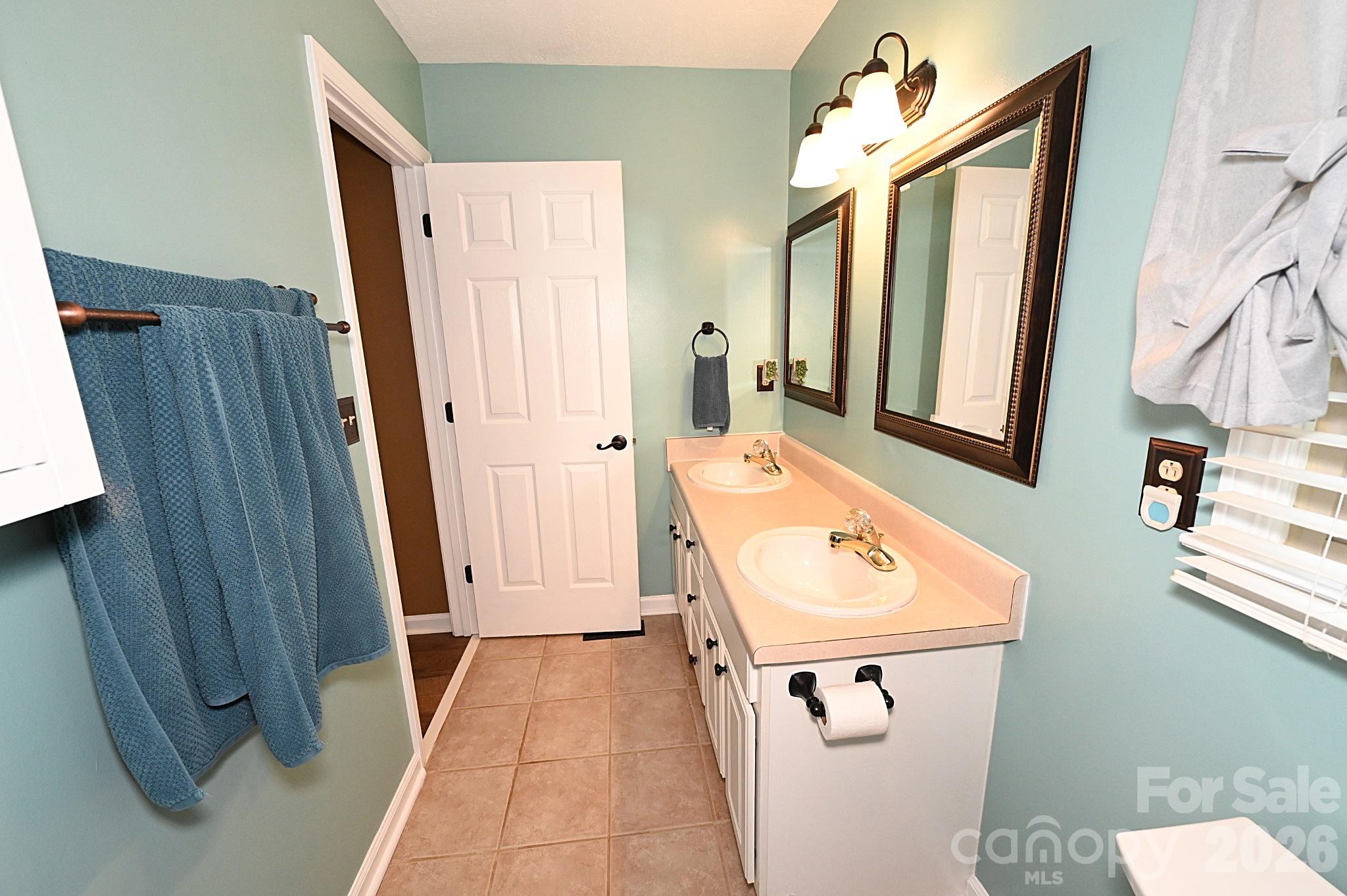 5438 Winding Oak Drive — Hickory