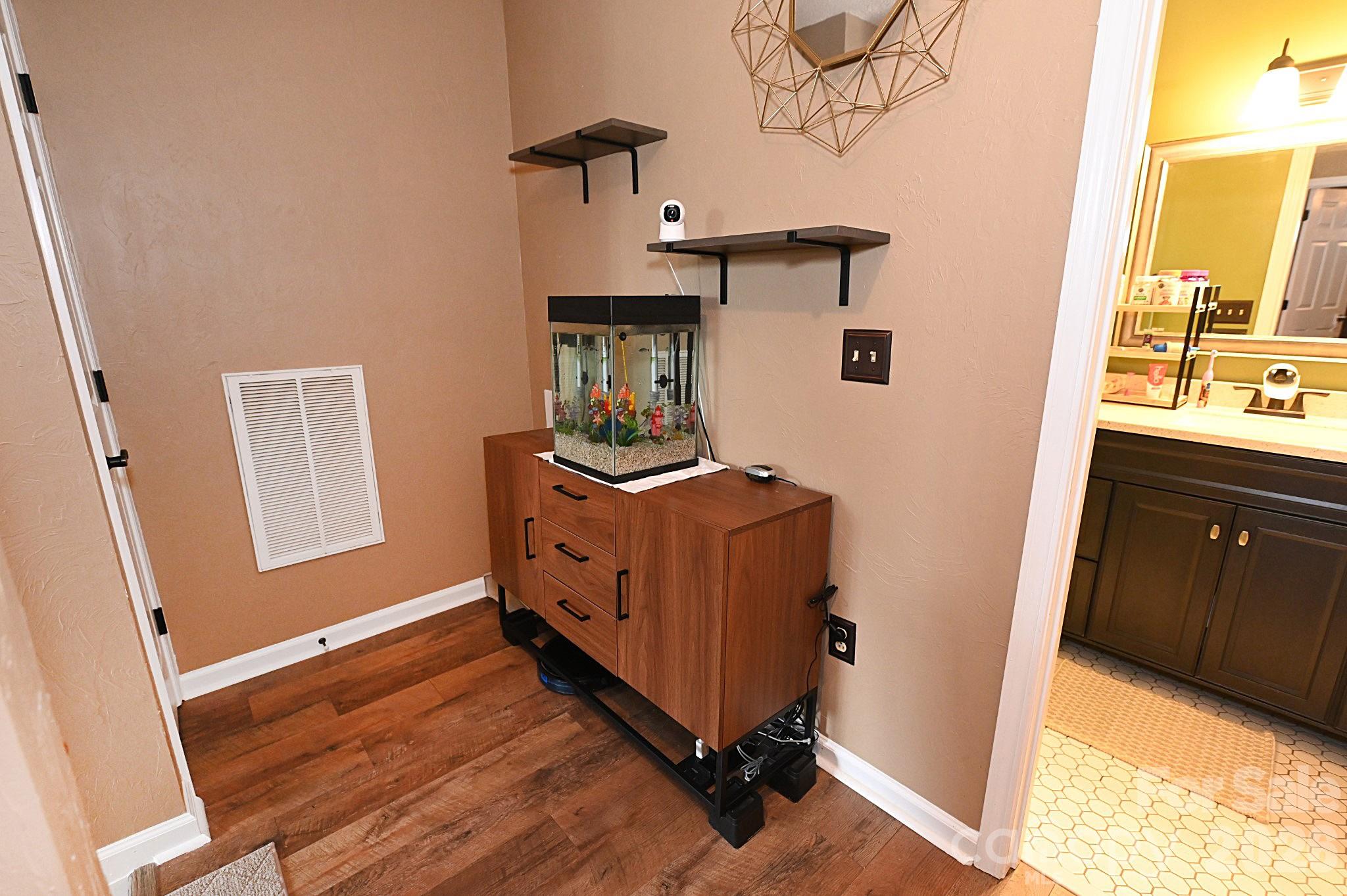 5438 Winding Oak Drive — Hickory