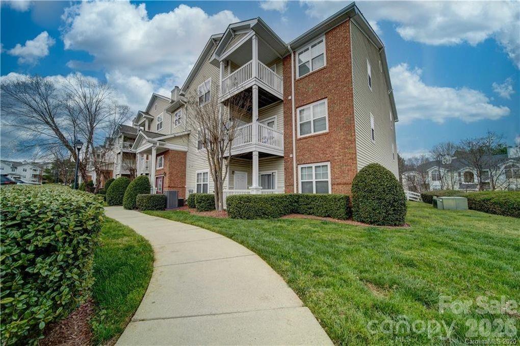10616 Hill Point Court — Charlotte