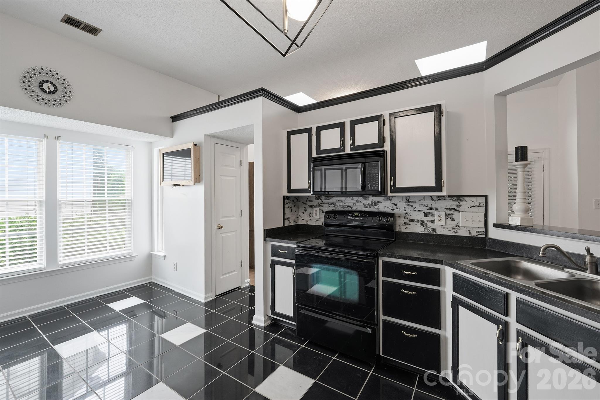 9426 Cantle Drive — Charlotte