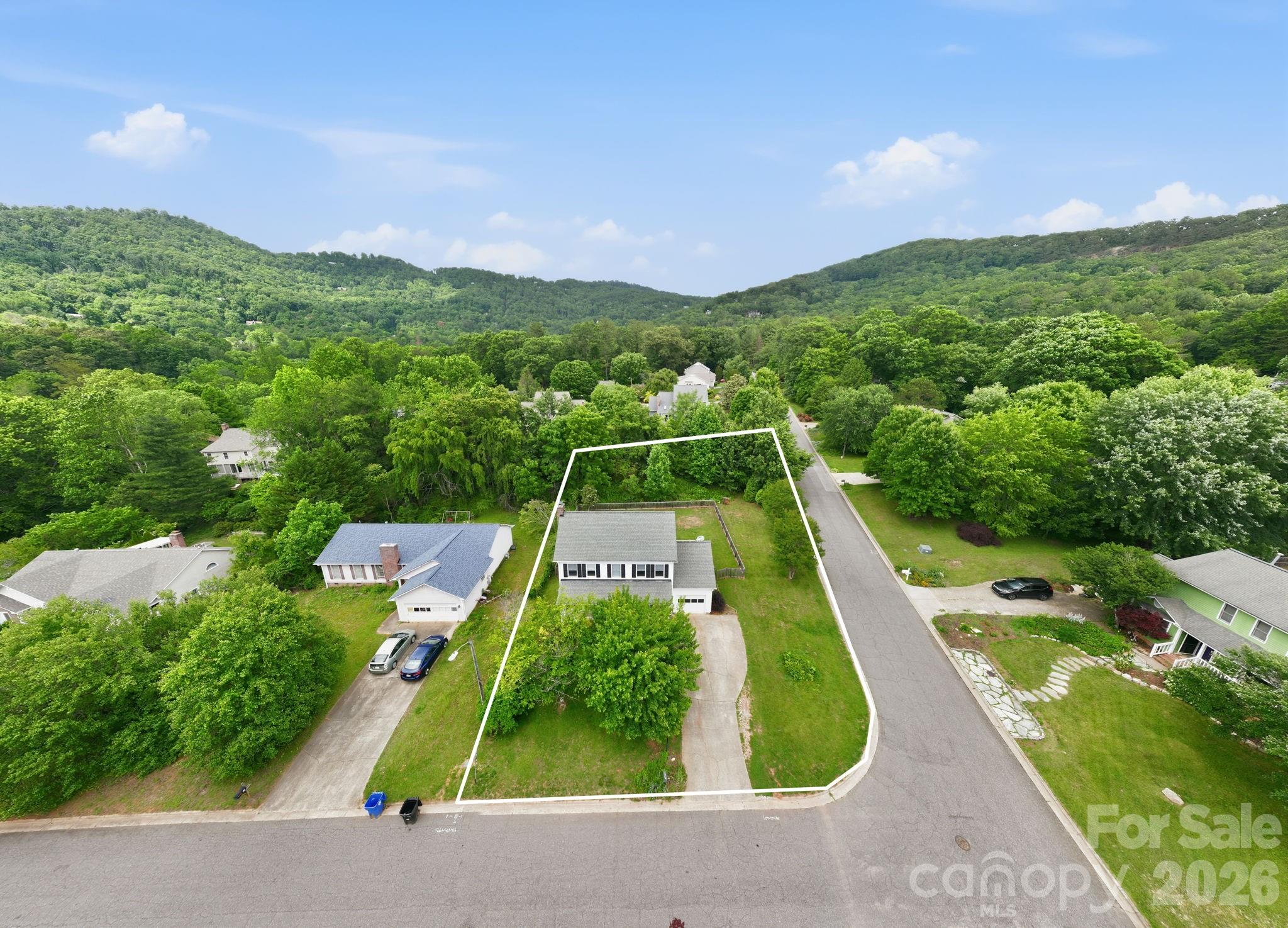 16 Trappers Run Drive — Asheville