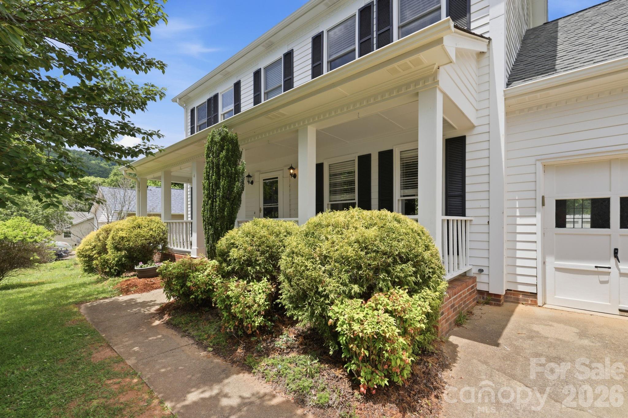 16 Trappers Run Drive — Asheville