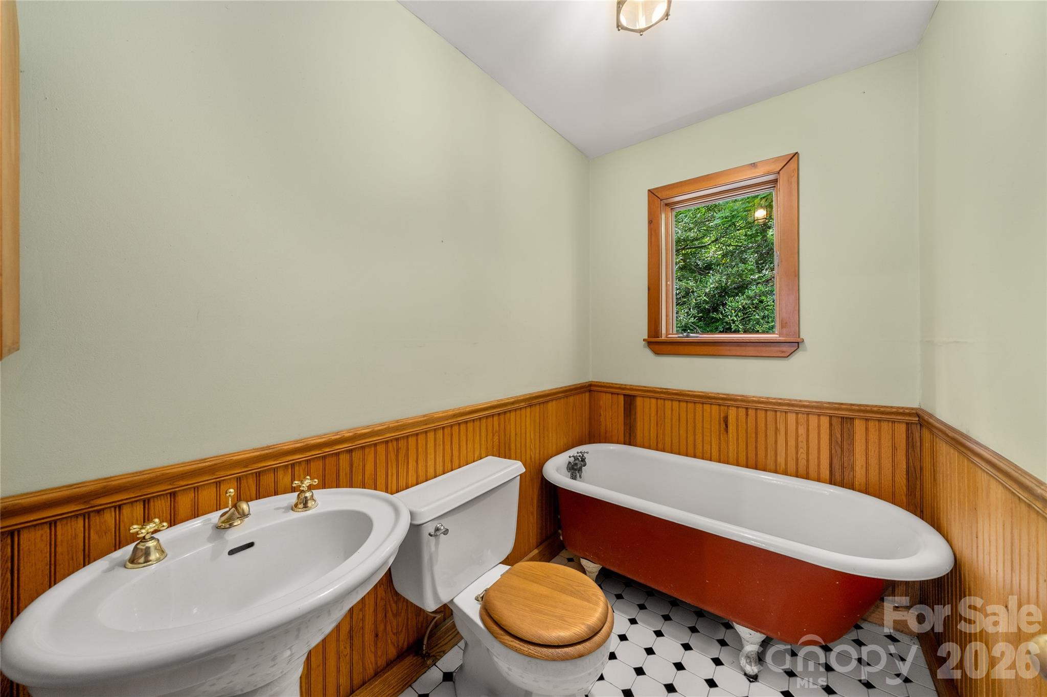 32 Delano Road — Asheville