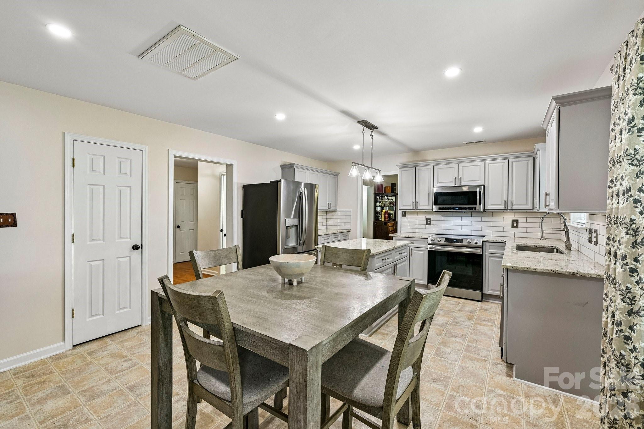 127 Elrosa Road — Mooresville