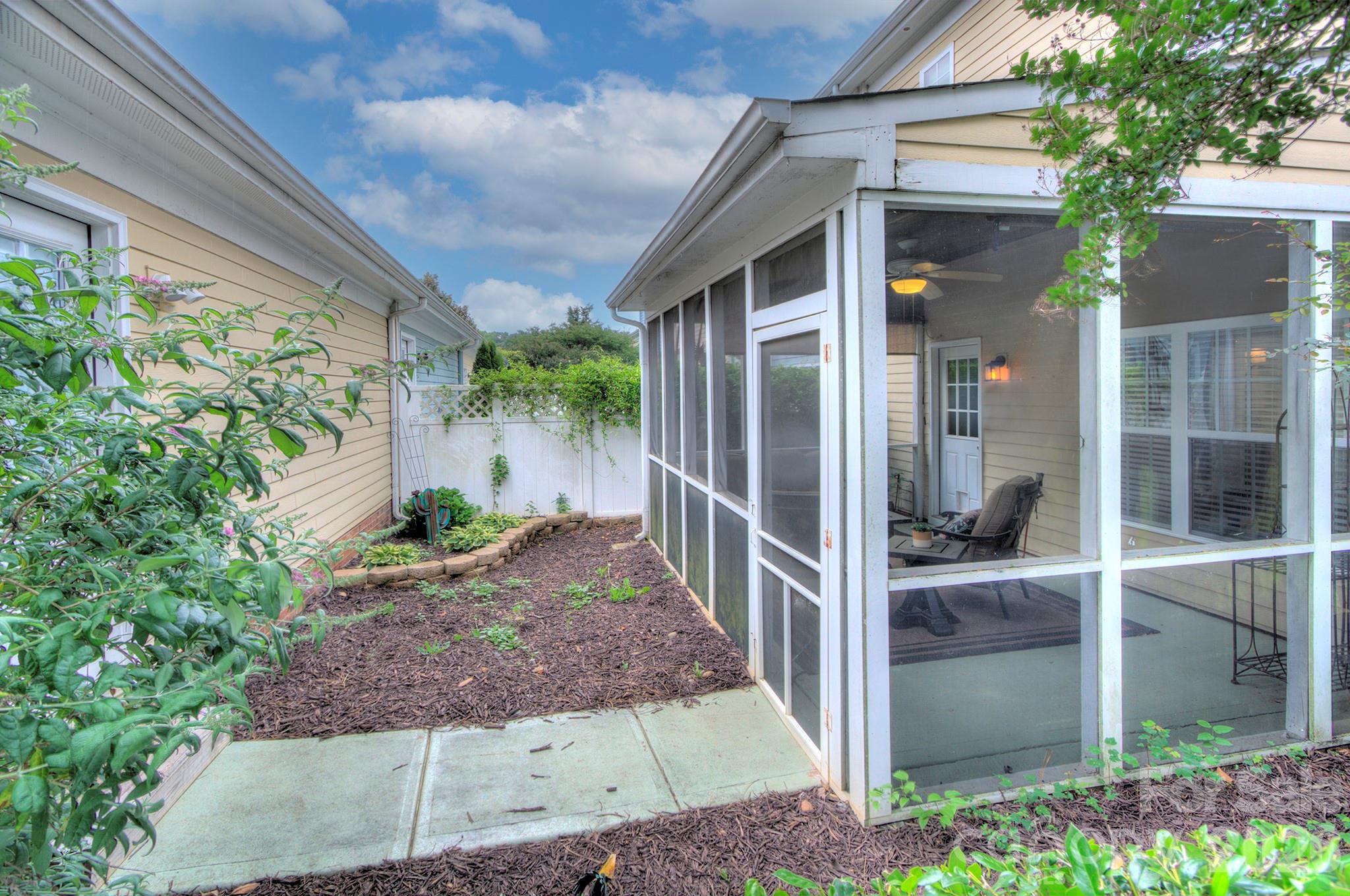 903 White Point Drive — Huntersville