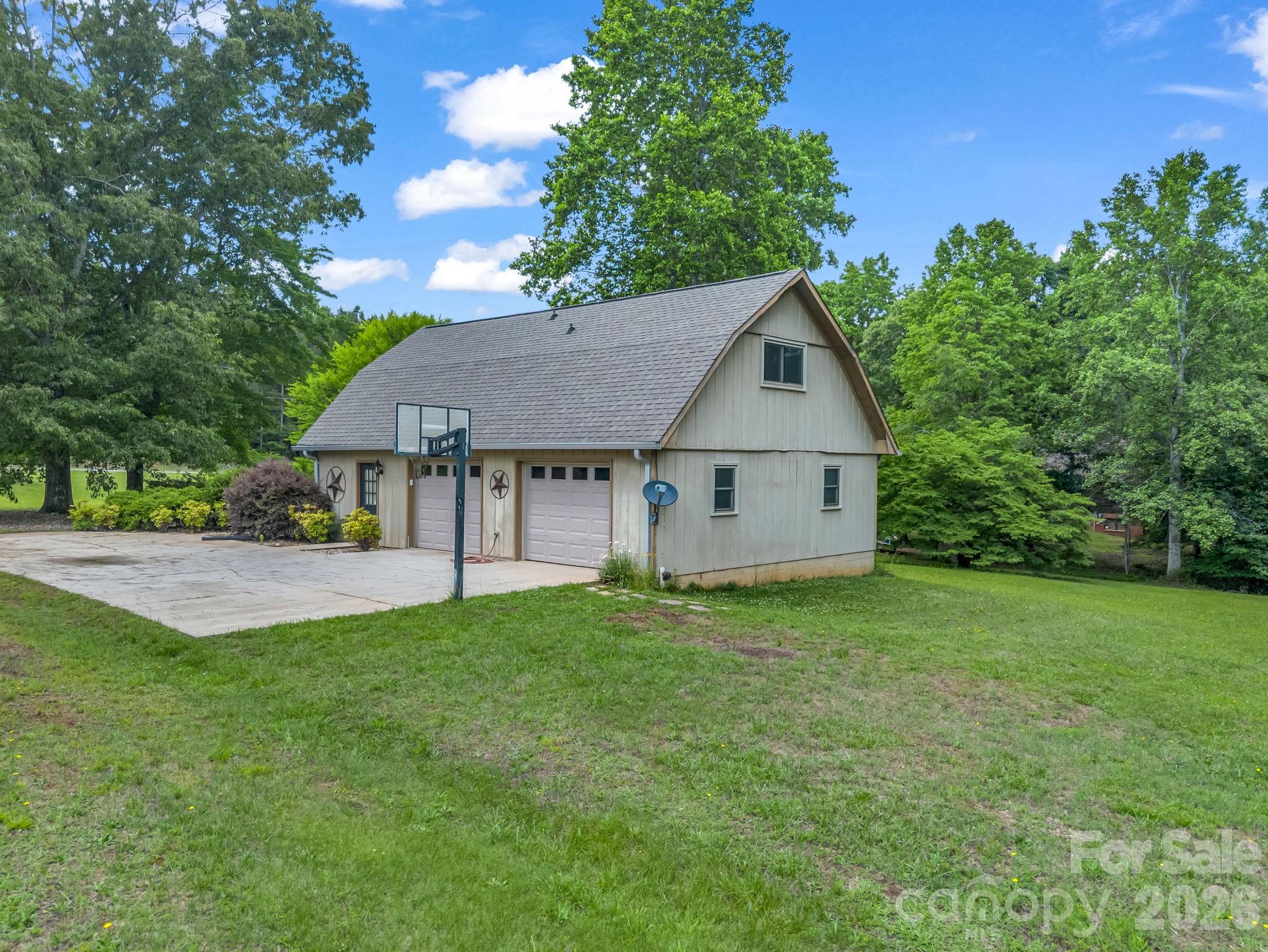 72 McEntire Road — Tryon