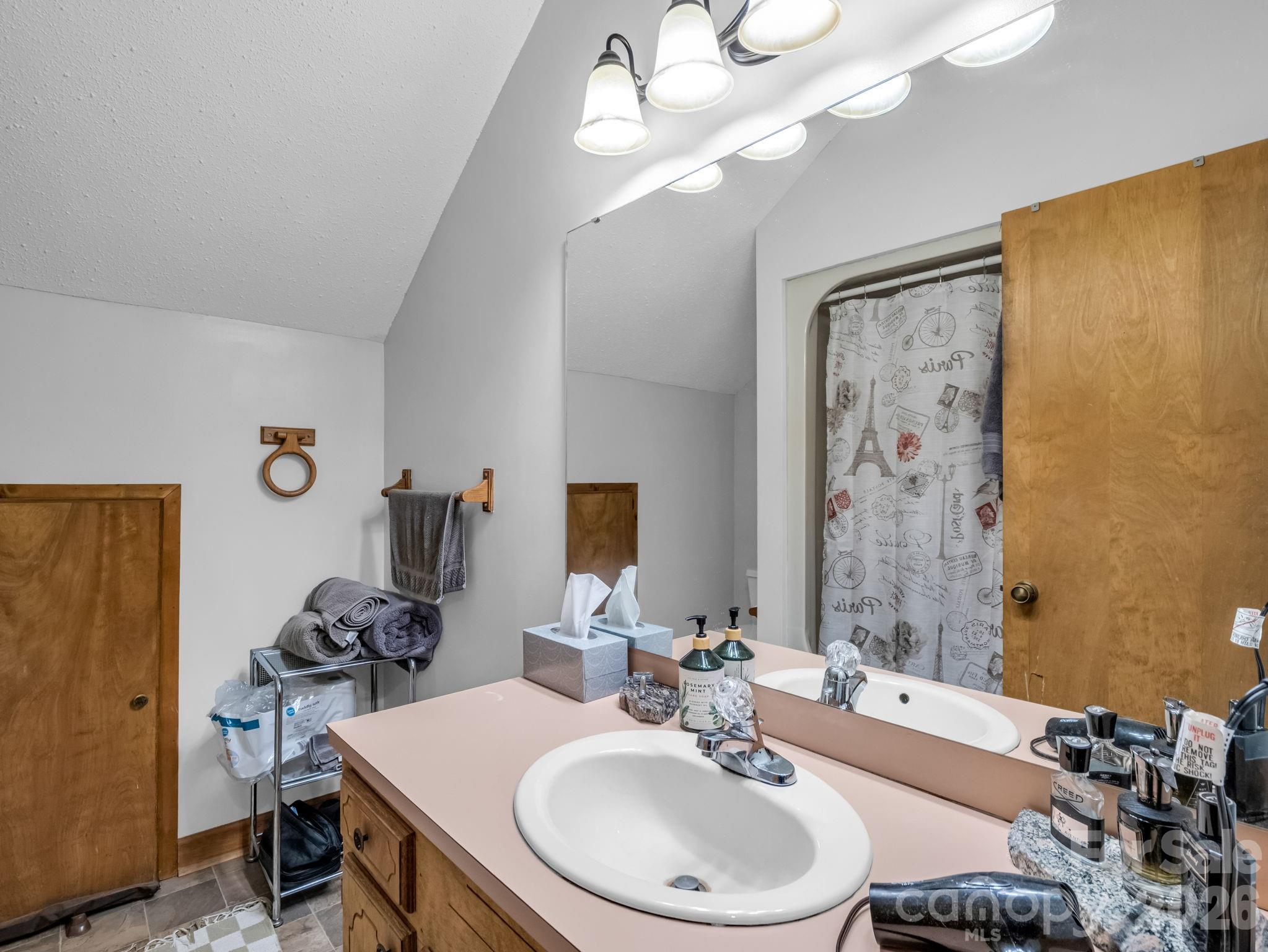 72 McEntire Road — Tryon