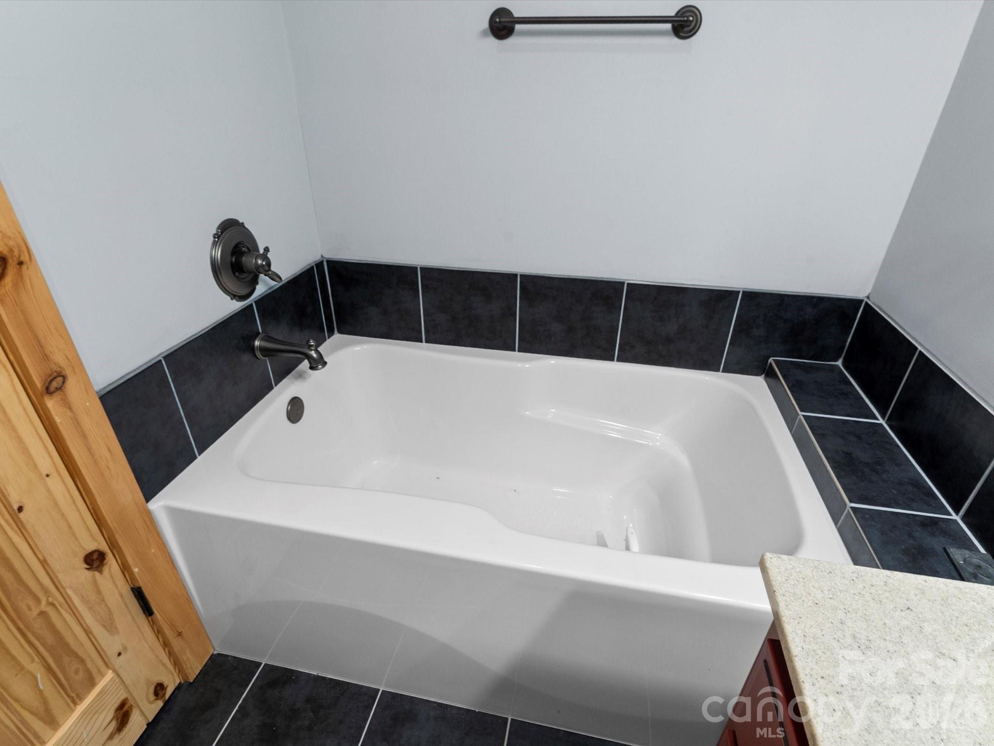 917 Otter Mountain Road — Topton