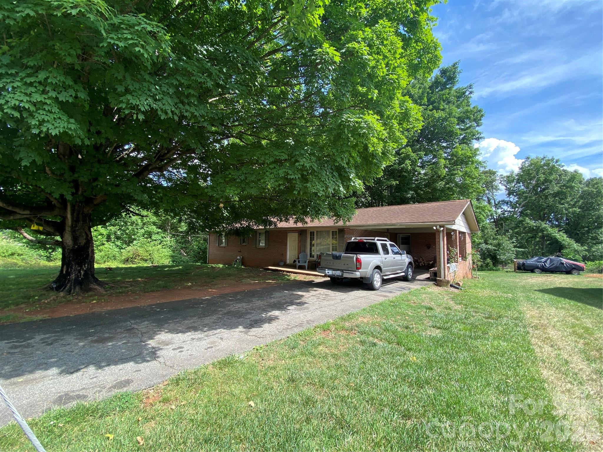 2071 Colonial Lane — Hickory