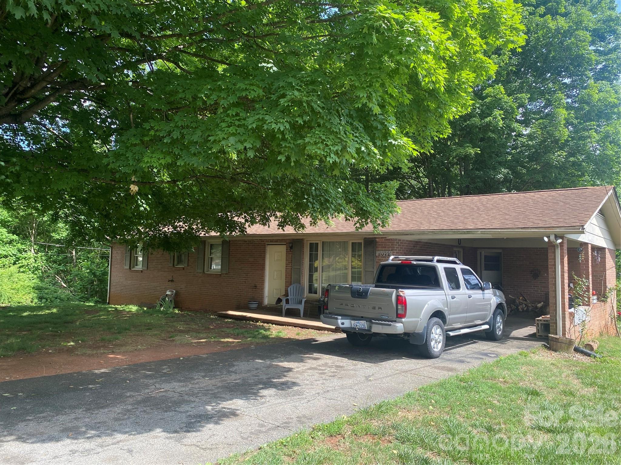 2071 Colonial Lane — Hickory